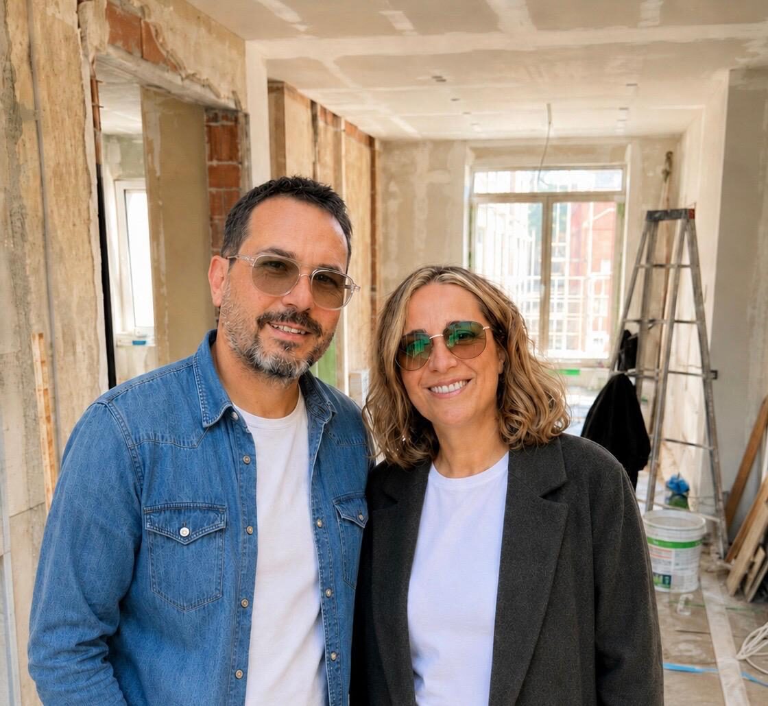 Adrián y Gema, fundadores de Adrián Martín Reformas, en una obra en Valencia