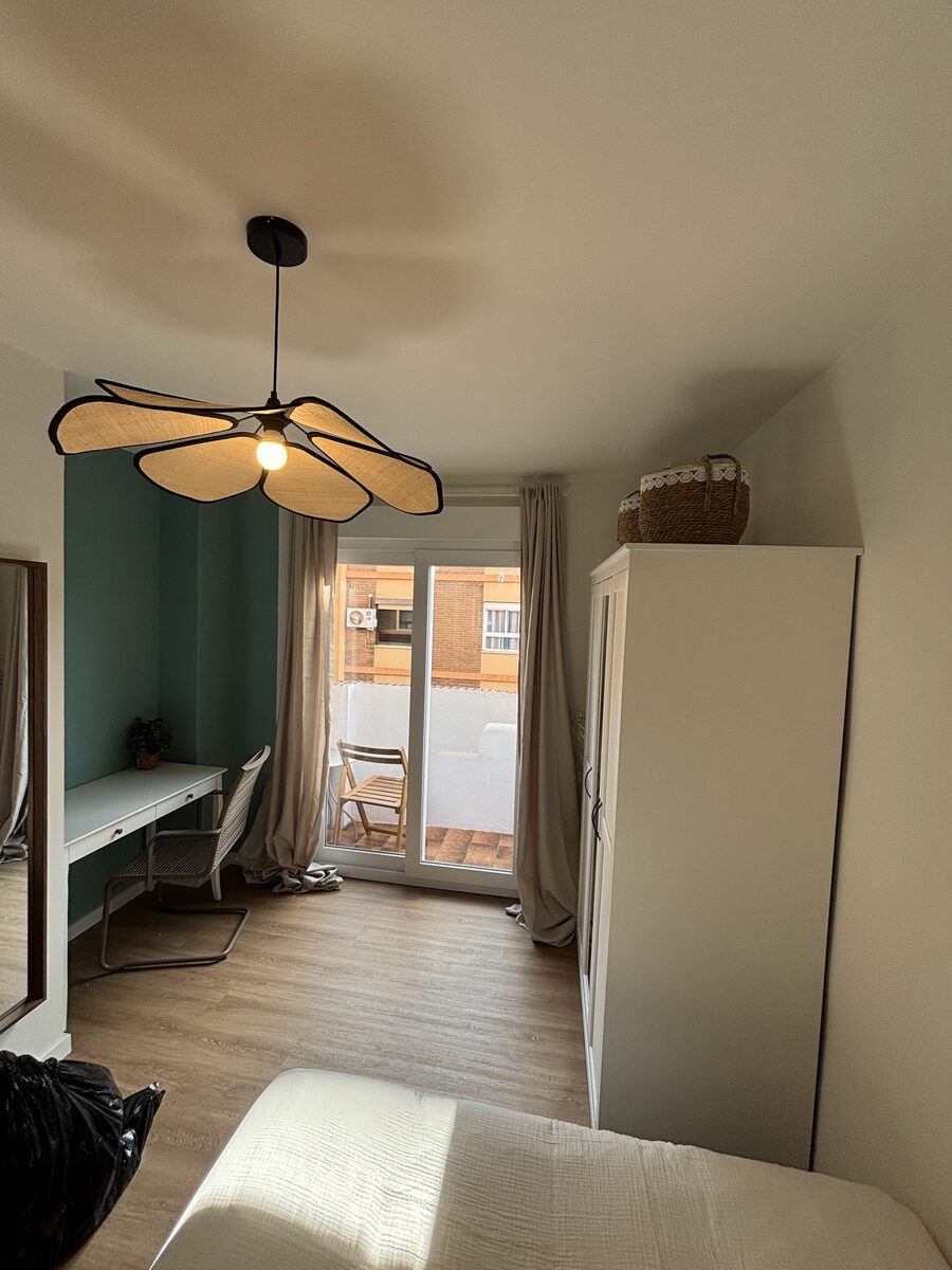 Dormitorio con balcón